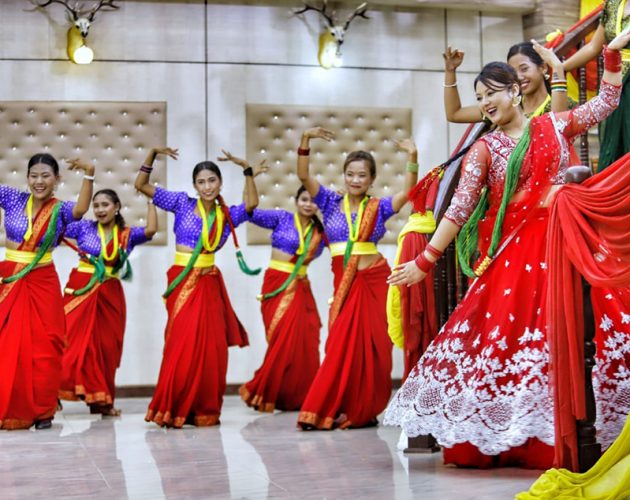 तीज गीतको शुटिङ धमाधम हुँदै, तस्बिरमा हेर्नुहोस  [ तस्बिरहरु ]