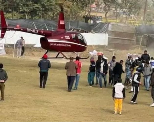 फुटबल भइरहेको मैदानमै हेलिकोप्टर ल्यान्ड गरेपछि आक्रोशित युवाले पाइलट कुटे