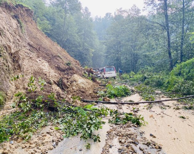 अविरल वर्षाले बाटो भत्किँदा दुई दिनदेखि विद्यालय बन्द