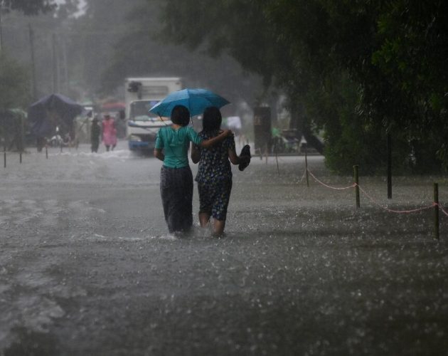 देशका अधिकांश भूभागमा रातभर भारी वर्षा, सडक अरुद्ध