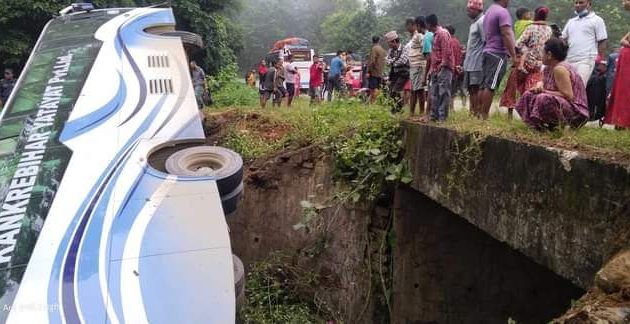 काठमाडौंबाट सुर्खेत जाँदै गरेकाे बस दाङमा दुर्घटना, २५ यात्रु घाइते