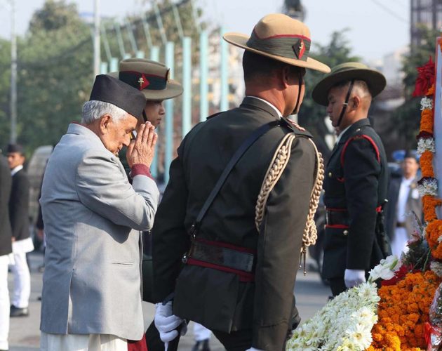 पृथ्वीनारायण शाहको सालिकमा माल्यार्पणका लागि पुगे राष्ट्रपति (तस्बिरहरु)