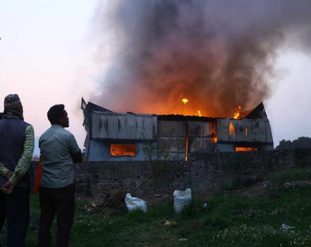 ललितपुरको कोबहालमा पुरानो शैलीको घरमा आगलागी