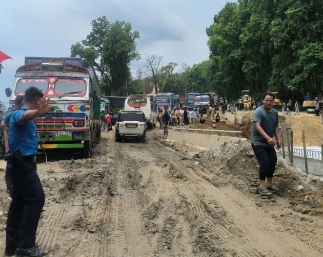 एउटा ट्रकले गर्दा २२ घण्टा पूर्व-पश्चिम राजमार्ग अवरुद्ध