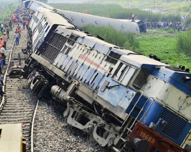 भारतको रेल दुर्घटनामा परेर मर्नेको सङ्ख्या १५ पुग्यो