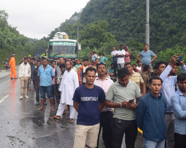 बेपत्ता यात्रुका आफन्त भन्छन्- ‘शव फेला परे लैजान्थ्यौँ, अरु त केही आस छैन’