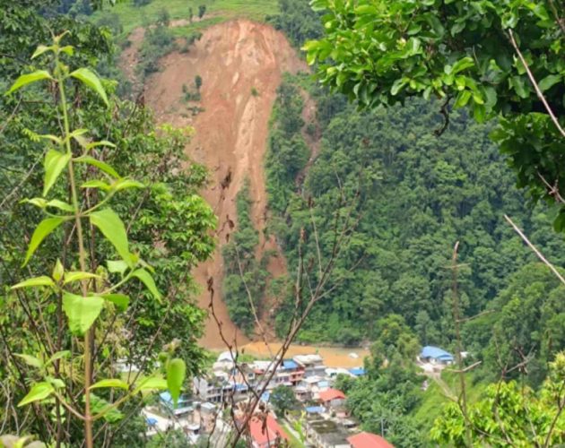 सिन्धुपाल्चोकको तिपेनीमा सुख्खा पहिरो, इन्द्रावती नदी थुनिएर एक्कासी बाढी आउनसक्ने