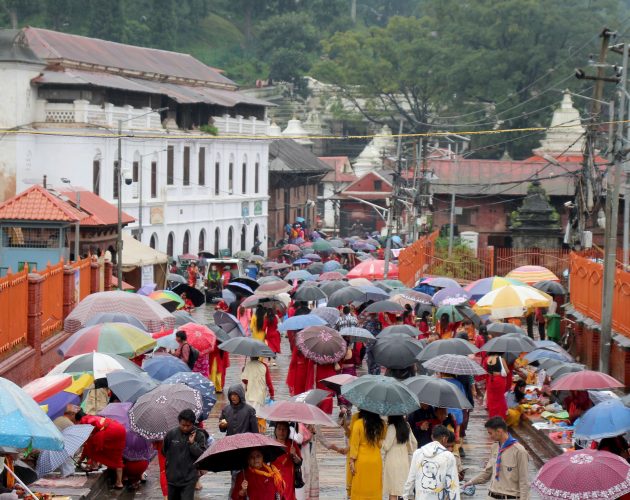 पशुपतिनाथमा तीजको रौनक, ब्रतालु महिलाको घुइँचो [तस्बिरहरु]