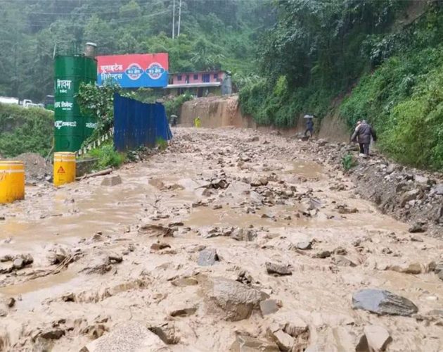 लेदोका कारण नौबिसे-नागढुंगा सडक अवरुद्ध