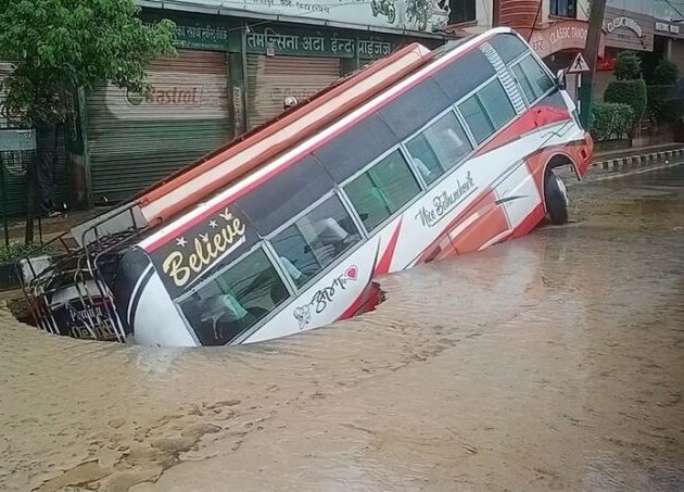 हात्तीवनमा सडक भासियो, बसको आधा भाग खाल्टोमा