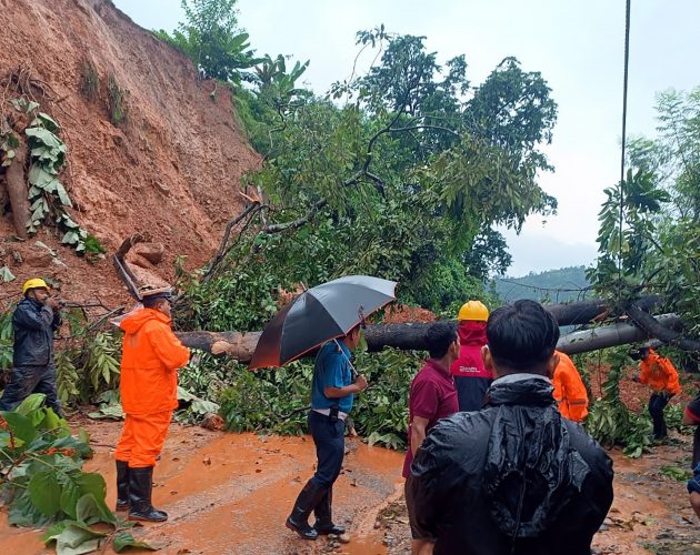 बिरामी बोकेको एम्बुलेन्स पहिरोले बाटोमै रोकियो, दुई बिरामीको गयो ज्यान