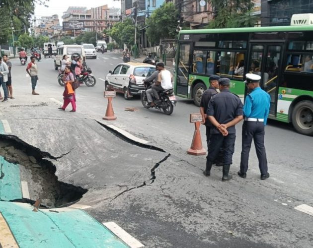 रोकिएन उपत्यकामा सडक भासिने क्रम, ठूलाे भ्वाङ पर्ने समस्या बढ्दै