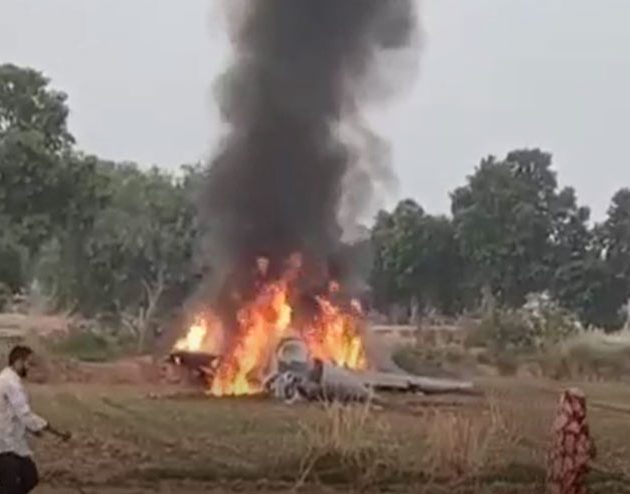 भारतीय वायुसेनाको विमान खस्यो, पाइलटले प्यारासुट प्रयोग गरेर ज्यान जोगाए