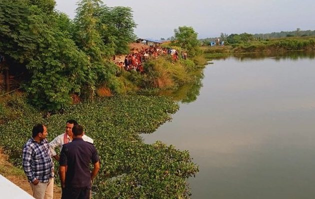 अनियन्त्रित कार पोखरीमा डुब्यो, दुई युवा बेपत्ता