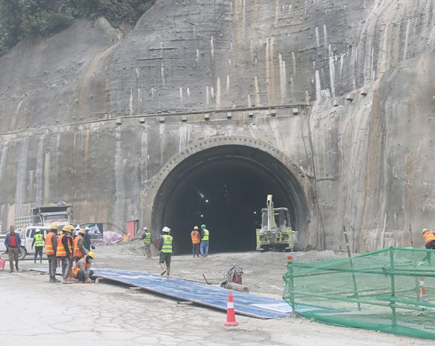 प्रधानमन्त्रीको उपस्थितिमा सिद्धबाबा सुरुङ छिचोलिँदै