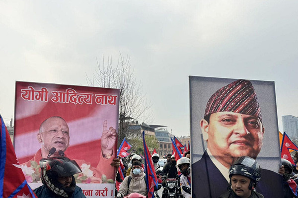 पूर्वराजाको स्वागत र्‍यालीमा योगी आदित्यनाथको फोटो बोक्ने राणा भागेर पुगे गोरखपुर